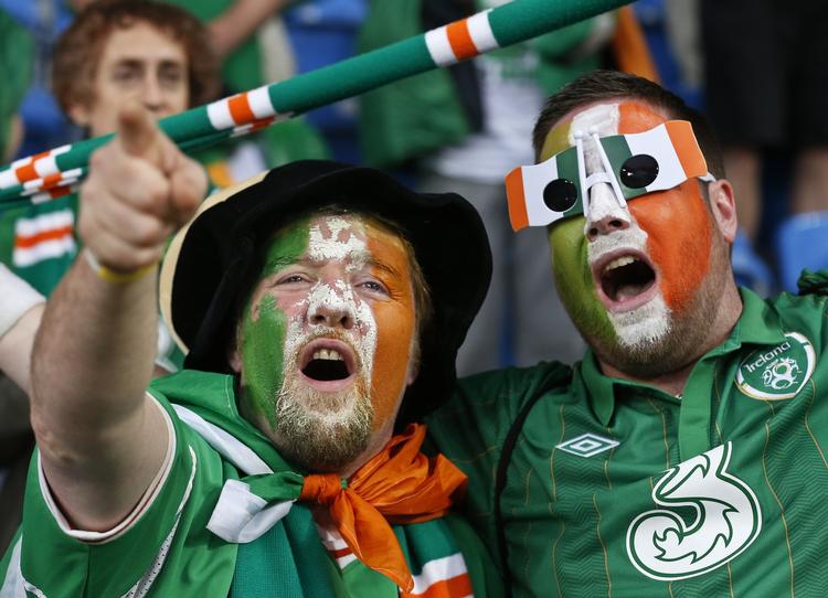 Irland. Der kommer i gennemsnit ca. 1.000 tilskuere til Sligos kampe i den bedste irske række, men når det irske landshold kvalificerer sig til store slutrunder, så følges de lokale helte af titusinder. 