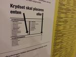 KORREKT. Vælgerne oplyses på en plakat, hvor krydset skal sættes. 