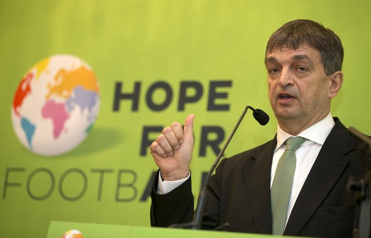 Kandidat? Champagne vil arbejde for  »et nyt og mere demokratisk Fifa, der opfører sig bedre«. Han har tidligere bl.a.  arbejdet i Fifa som bl.a. Sepp Blatters internationale rådgiver og som journalist på magasinet France Football. 