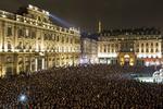 HØJTIDELIGHED. Landet over ærede millioner af franskmænd de døde fra terrorangrebene i Paris. Her er det borgere i Lyon, der samles i en stille opbakning til landets ytringsfrihed. 