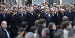 SYMPATI. Søndag gik 47 regeringsrepræsentanter arm i arm på gaden i Paris for at vise respekt for ofrene for terrorangrebene i Frankrig. På anden række ses Danmarks statsminister Helle Thorning-Schmidt. 