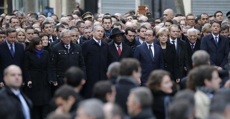 SYMPATI. Søndag gik 47 regeringsrepræsentanter arm i arm på gaden i Paris for at vise respekt for ofrene for terrorangrebene i Frankrig. På anden række ses Danmarks statsminister Helle Thorning-Schmidt. 