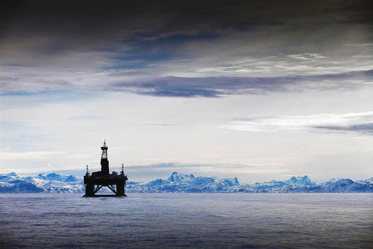 Oliedrøm. Tre store energiselskaber – norske Statoil, franske GDF Suez og danske Dong Energy – har her ved årsskiftet leveret efterforskningstilladelser tilbage, i erkendelse af at det er for dyrt og for usikkert at satse på Grønland. 