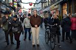 Udsendt. Som udlænding skal man være villig til at tage det første skridt selv, hvis man vil i kontakt med københavnerne, mener Robert Kiener. Her besøger han Strøget. 