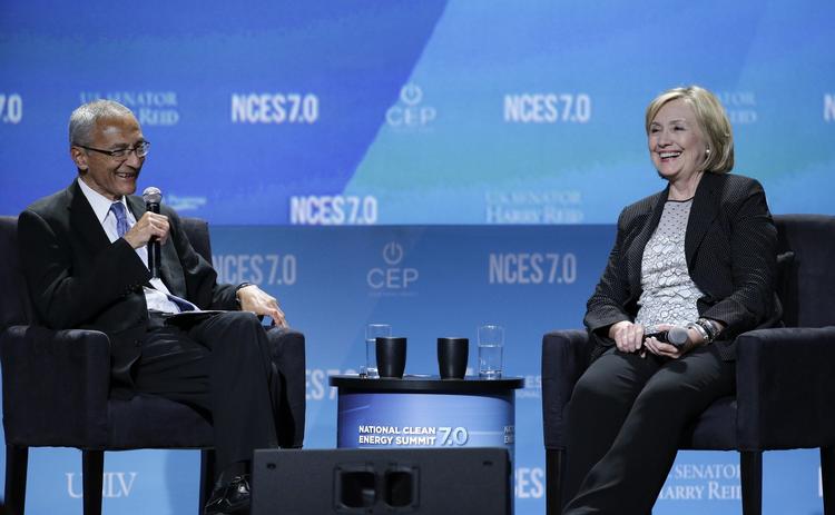 Strategen. Hillary Clinton blev i efteråret interiewet af John Podesta under en energikonference. Nu ser han ud til at blive hendes rådgiver frem mod det kommende præsidentvalg. 