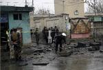 BOMBE. I går sprang en bombe i et angreb i Kabul i Afghanistan. Her prøver brandmænd at slukke den efterfølgende brand i et hus. 