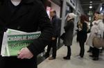 Tidligt. Parisere står tidligt op onsdag morgen for at stille sig i kø og sikre sig et eksemplar af det ny Charlie Hebdo. 