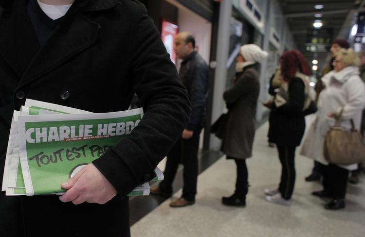 Tidligt. Parisere står tidligt op onsdag morgen for at stille sig i kø og sikre sig et eksemplar af det ny Charlie Hebdo. 