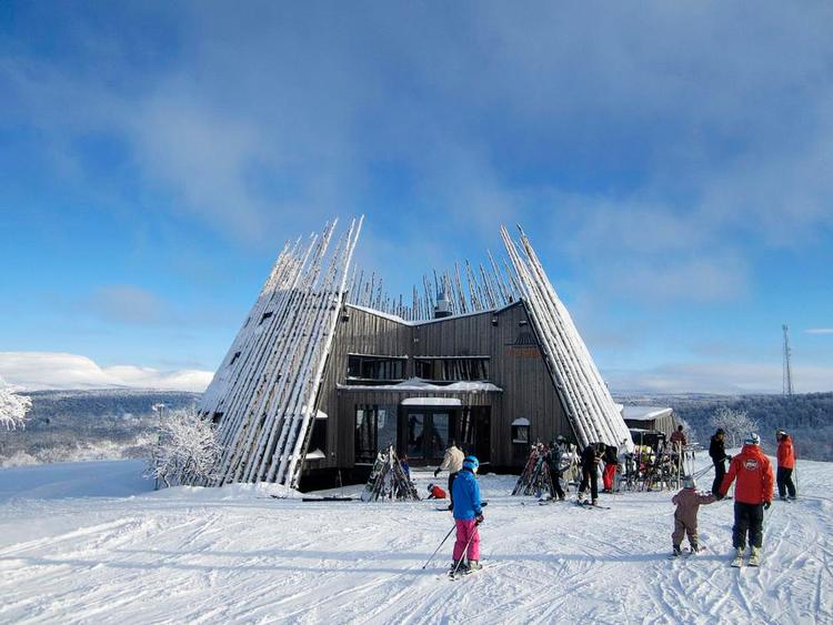 Stjernemad. Tusen er navnet på en prisbelønnet restaurant midt på pisten ved Ramundsberget, og et godt eksempel på, at trods turisme har Funäsdalen bevaret sit autentiske islæt med fokus på enkelhed og træ og samisk kulturarv. Rå elgbøf er en lokal delikatesse. 