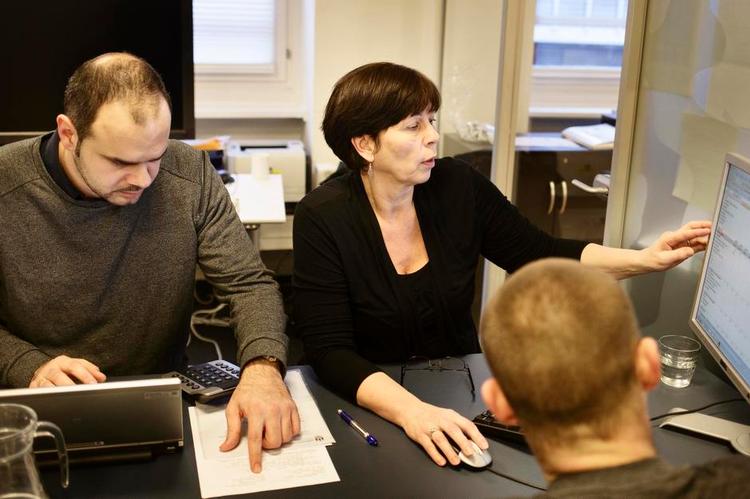 gæld. Københavns kommune har stor succes med at kontakte gældsramte borgere og give dem en fornuftig betalingsaftale. Suzanne og Nawar er gældsrådgivere for Københavns Kommune og hjælper borgere med at lægge et budget og komme økonomisk op igen. 