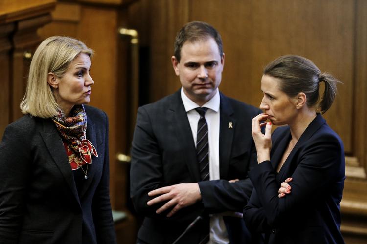 Kursskifte. Statsminister Helle Thorning-Schmidt, forsvarsminister Nicolai Wammen og justitsminister Mette Frederiksen i snak under spørgetimen med statsministeren i går, hvor regeringen også har bedt om at få sat fart på undersøgelsen af juraen om landsforræderi. 
