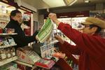 Kiosk. Distributionen af Charlie Hebdo i Frankrig fungerer ikke optimalt, og mange kiosker får først deres eksemplarer senere på ugen. 