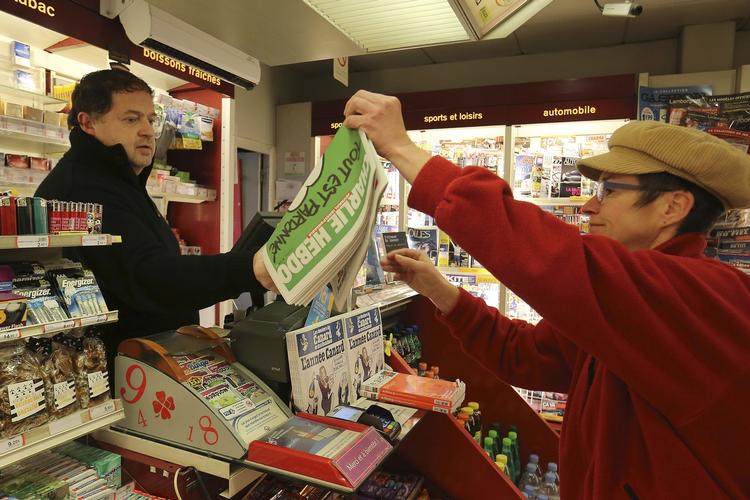 Kiosk. Distributionen af Charlie Hebdo i Frankrig fungerer ikke optimalt, og mange kiosker får først deres eksemplarer senere på ugen. 
