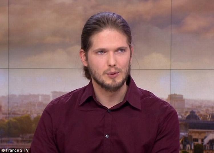 Internationalt. 27-årige Lillian Lepère har for første gang til fransk tv fortalt, hvad der skete, da han gemte sig for Kouachi-brødrene på sin arbejdsplads nord for Paris. Screendump fra France 2. 