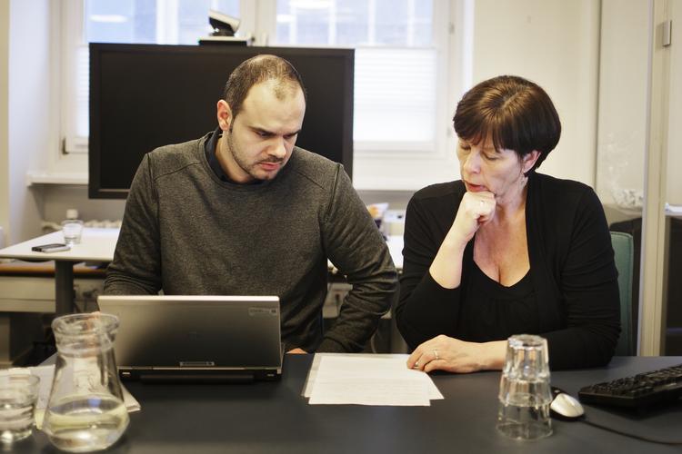 forgældet. Private og offentlige gældsrådgivninger har stor succes med at hjælpe gældramte borgere, men nogen er sunket så dybt ned i den håbløse gæld, at opgaven næsten er umulig. Her er Nawar Abedval og Susanne Sloth på arbejde som rådgivere i Københavns nye gældsvejledning. 