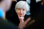 udfordret. Den amerikanske centralbank, Fed, har brugt 24.000 milliarder kroner på at holde hånden under USA's - og store dele af den øvrige verdens økonomi. Nu står bankchef Janet Yellen over for at skulle stramme den lempelige pengepolitik. 