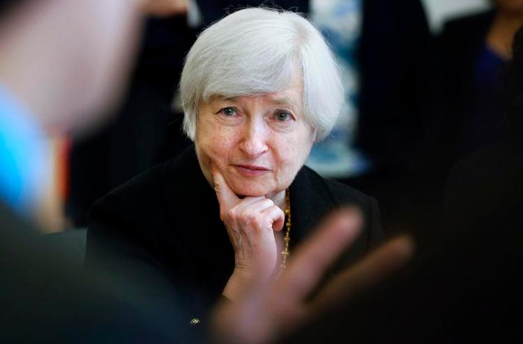 udfordret. Den amerikanske centralbank, Fed, har brugt 24.000 milliarder kroner på at holde hånden under USA's - og store dele af den øvrige verdens økonomi. Nu står bankchef Janet Yellen over for at skulle stramme den lempelige pengepolitik. 