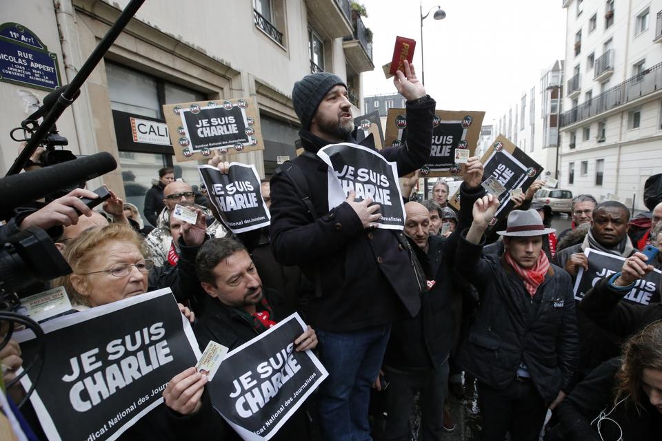 Et minuts stilhed foran satirebladets redaktion i Paris. 