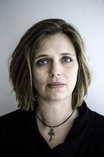 Hvis vi alene lader pennen forsvare sig selv, kan vi være sikre på, at den ender med at knække. Pennen har i dag brug for sværdets beskyttelse for at overleve, skriver Katrine Winkel-Holm. 