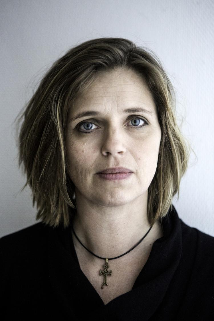 Hvis vi alene lader pennen forsvare sig selv, kan vi være sikre på, at den ender med at knække. Pennen har i dag brug for sværdets beskyttelse for at overleve, skriver Katrine Winkel-Holm. 