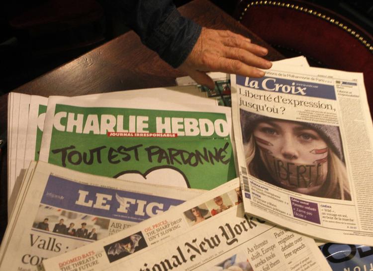 Ytringsfrihed. Det seneste nummer af satiremagasinet Charlie Hebdo til salg i en fransk aviskiosk. Tyriske hjemmesider, der viser forsiden, er blevet blokeret. 