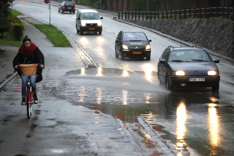 Advarsel. Våde veje og faldende temperaturer kan give risiko for spejlglatte veje i aften og i morgen tidlig. 