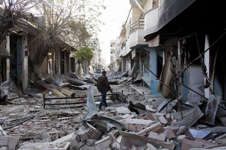 Ruiner. Den 18-årige dansker mistede livet i byen Kobane, som angiveligt blev bombet kraftigt i december. 