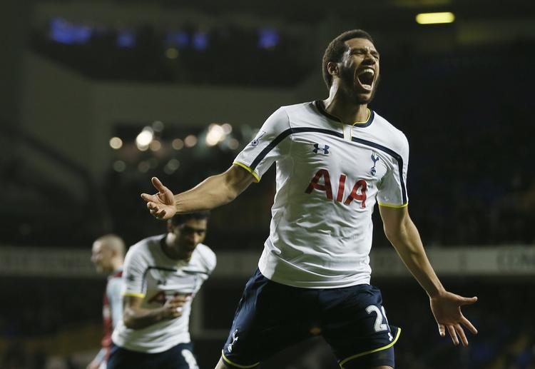 2-2. I første halvlegs overtid havde Tottenham indhentet Burnleys lynstart, da Etienne Capoue udlignede til 2-2. 