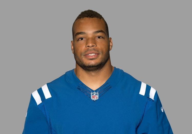 voldtægtsanklage. Josh McNary er ud af en militærfamilie og stoppede karrieren i militæret for at spille i NFL. 