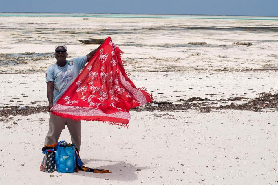 Zanzibar. En 40 kilometers biltur over Zanzibar fra Stone Town på vestsiden af øen, hvor de fleste ankommer, tager dig til kystlandsbyen Jambiani. Her afslører tidevandet flere timer om dagen, hvad der gemmer sig under Det Indiske Ocean. Derfor er der heller ikke så mange turister, men naturen og de lolake glemmer du ikke. FOTO: Karoline Rahbek 