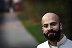 KOMPENSATION. Zubair Butt Hussain endte i 2010 med at skulle betale en stor advokatregning, selv om han vandt en injuriesag mod tidligere velfærdsminister Karen Jespersen. Sådanne eksempler vil Venstre forhindre med nyt forslag. 
