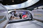 komfortabelt. Sådan kan en køretur foregå i den selvkørende Mercedes F 015. Fører og passager kan dreje sæderne, så de sidder over for hinanden. Foto: Jae C. Hong/AP 