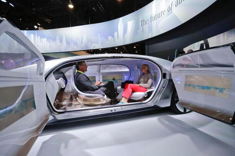 komfortabelt. Sådan kan en køretur foregå i den selvkørende Mercedes F 015. Fører og passager kan dreje sæderne, så de sidder over for hinanden. Foto: Jae C. Hong/AP 