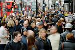 Trængsel. Efter en årrække i sidste århundrede med dalende popularitet har London de seneste år for alvor tiltrukket nye indbyggere, og inden for de nærmeste uger ventes befolkningstallet at passere den hidtidige rekord på 8.615.000 personer - sat i 1939. 
