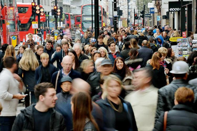 Trængsel. Efter en årrække i sidste århundrede med dalende popularitet har London de seneste år for alvor tiltrukket nye indbyggere, og inden for de nærmeste uger ventes befolkningstallet at passere den hidtidige rekord på 8.615.000 personer - sat i 1939. 