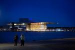 Ensom. Tænk, hvis der blev lige så rart uden om Operaen, som der er inde i dens varme foyer. 