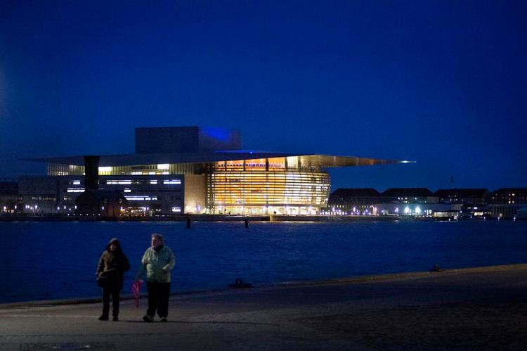 Ensom. Tænk, hvis der blev lige så rart uden om Operaen, som der er inde i dens varme foyer. 