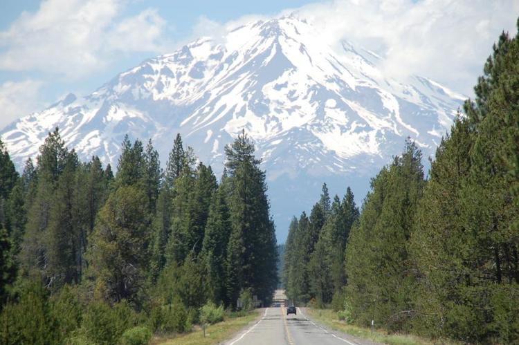 vildnis. Det er bl.a. den storslåede natur, der trækker folk til Californien. Her på vej mod Mount Shasta i det nordlige Californien. 