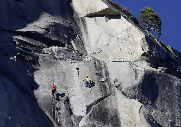 Bjergbestigning. To mænd er nået til toppen af verdens hårdeste stigning på det amerikanske Yosemite-bjerg 