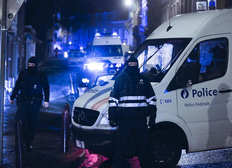 Afspærring. Maskeret belgisk politi blokerer en gade i byen Verviers i forbindelse med aktionen mod en formodet terrorcelle. 