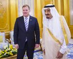 PISKESTRAF. Canadas udenrigsminister John Baird skal tage en brutal afstraffelse af saudisk samfundskritiker op med regimet, mener politikere i Ottawa. Her ses ministeren med den saudiske prins Salman bin Abdulaziz Al Saud under et besøg i Jeddah. 