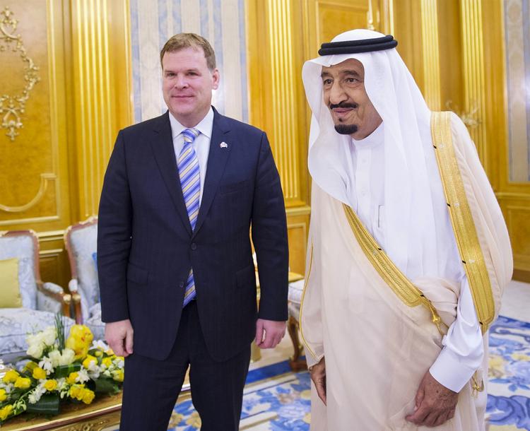 PISKESTRAF. Canadas udenrigsminister John Baird skal tage en brutal afstraffelse af saudisk samfundskritiker op med regimet, mener politikere i Ottawa. Her ses ministeren med den saudiske prins Salman bin Abdulaziz Al Saud under et besøg i Jeddah. 