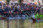 Cambodja. Simon Svegaard har taget dette billede ved en 'vandfestival' i Siem Reap. »Det markerer afslutningen på regntiden. Khmerer fra landdistrikterne strømmer til byen for at feste i tre dage. Samlingspunktet er floden som løber igennem Siem Reap. Under festivalen afholdes en kapsejlads, hvor udvalgte både kæmper mod hinanden. På en 1 km lang strækning sejler man på skift mod hinanden. Mere end 100.000 samles langs flodkanten for at heppe på deres favoritter«, forklarer han. FOTO: Simon Svegaard 