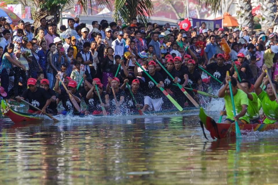 Cambodja. Simon Svegaard har taget dette billede ved en 'vandfestival' i Siem Reap. »Det markerer afslutningen på regntiden. Khmerer fra landdistrikterne strømmer til byen for at feste i tre dage. Samlingspunktet er floden som løber igennem Siem Reap. Under festivalen afholdes en kapsejlads, hvor udvalgte både kæmper mod hinanden. På en 1 km lang strækning sejler man på skift mod hinanden. Mere end 100.000 samles langs flodkanten for at heppe på deres favoritter«, forklarer han. FOTO: Simon Svegaard 