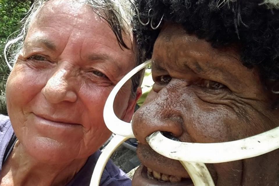 Selfie. På Papua Ny Guinea er Kirsten Hansen fra Hillerød foreviget sammen med Dani-stammens høvding. FOTO: Kirsten Hansen 