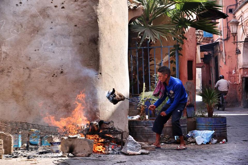 Marokko. I Eid Ul Adha bliver hoved fra slagtede får aflevere til unge mænd på gaderne, der griller dem, og saver hornene, hvorefter det spises. FOTO: Helle Kristiansen 