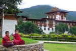 Bhutan. Ved Phunakha har to unge munke frokostpause ved deres buddhistiske tempel. FOTO: Vania Pereira 