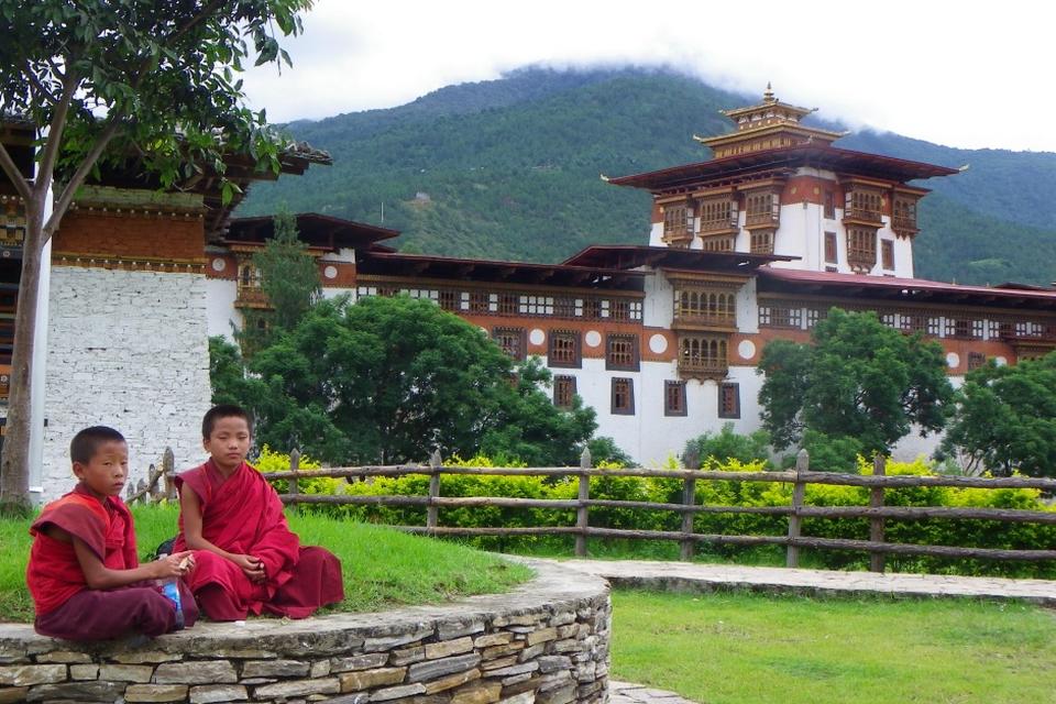 Bhutan. Ved Phunakha har to unge munke frokostpause ved deres buddhistiske tempel. FOTO: Vania Pereira 