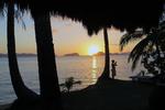 Filippinerne. Solnedgang på Dolarog Beach Resort ved El Nido på Palawan, Filippinerne. Billedet er taget fra en hytte i strandkanten, hvor man kan lytte til bølgernes stille skvulp, mens solen går ned. FOTO: Lars Sandager Ramlow 