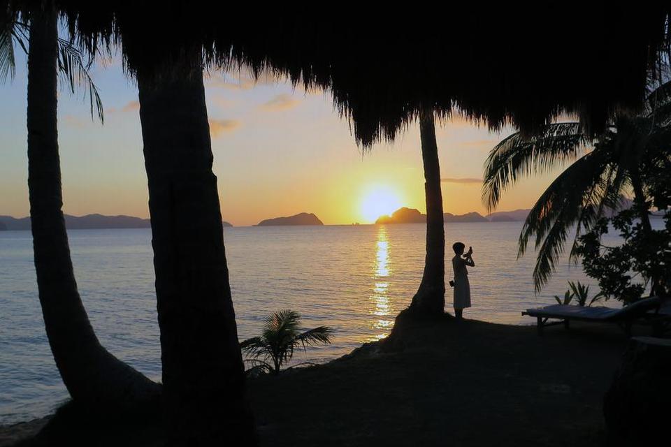 Filippinerne. Solnedgang på Dolarog Beach Resort ved El Nido på Palawan, Filippinerne. Billedet er taget fra en hytte i strandkanten, hvor man kan lytte til bølgernes stille skvulp, mens solen går ned. FOTO: Lars Sandager Ramlow 